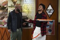 Superior Donuts – Sweatpants (Rell Battle, l.) und Franco (Jermaine Fowler, r.) wissen, wie man neue Kunden werben kann und wie neue Produkte angepriesen werden müssen ...