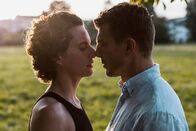 Neumatt – Zwei einsame Seelen haben sich gefunden: Sophie Hutter als Sarah Wyss, Hans-Caspar Gattiker als Thomas Peterhans
