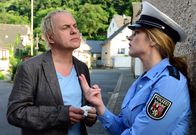 Der Bulle und das Landei – Könnte Kati (Diana Amft) nicht doch etwas mit dem Überfall zu tun haben? Killmer (Uwe Ochsenknecht) hat einen Anfall von Misstrauen und zieht damit Katis Zorn auf sich.