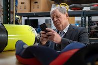 Der Staatsanwalt – Oberstaatsanwalt Bernd Reuther (Rainer Hunold) entdeckt Ungereimtheiten am Prüfsiegel einer Sauerstoffflasche.