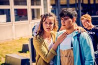neoriginal: Like a Loser – Julian wurde vor den Augen der erschrockenen Marie (Tinka Fürst, l.) und ihres Sohns Ernst (Diyar Ilhan, M.) von der Polizei festgenommen. Welches Verbrechen hat er begangen?