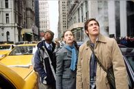 The Day After Tomorrow – Arjay Smith (Brian Parks, li.), Emmy Rossum (Laura Chapman), Jake Gyllenhaal (Sam Hall).