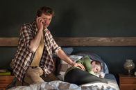 Der Bergdoktor – Daniel Förster (Patrick von Blume, l.) findet den leblosen Körper seiner Tochter Alina (Emilia Bernsdorf, r.) und alarmiert den Notarzt.