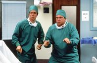 Nine Months – Die werdenden Väter Martin (Tom Arnold, r.) und Samuel (Hugh Grant, l.) sind nicht wirklich eine Hilfe für ihre Frauen.