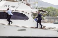 Death in Paradise – Dwayne Myers (Danny John-Jules, l.) und DI Richard Poole (Ben Miller, r.) verfolgen eine Verdächtige.
