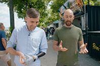 Agree to Disagree! – Der Soziologe Daniel Kofahl (re.) erkennt im Essen eine sinnstiftende Funktion: Wer in früheren Zeiten bestimmte Lebensmittel konsumierte, durfte sich als Teil der Oberschicht sehen. Heute sorgt dagegen der Verzicht für Distinktion.