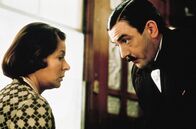 Mord im Orient-Express – Die fromme Greta Ohlsson (Ingrid Bergman) wird von Poirot (Albert Finney) verhört.