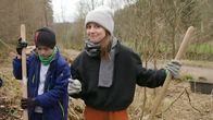 Check in - Marinas Rätsel-Abenteuer – Marina hilft einer Schüler AG Löcher für Gelbbauchunken zu graben.
