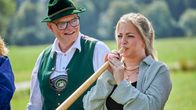 Tietjen campt - der Roadtrip – Laura Larsson unternimmt erste Versuche im Alphornblasen.