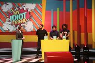 Die beste Show der Welt – Wird Joko mit seinen Freunden Fahri Yardim (2.v.r.), Ex-BVB-Kicker Patrick Owomoyela (r.) und Star-Fotograf Paul Ripke (2.v.l.) in seiner Mini-Show "My Idiot Friend" den Nerv des Publikums treffen und damit den Titel des Show-Master gegen Klaas Heufer-Umlauf (l.) holen?