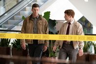Navy CIS: Origins – Special Agent Leroy Jethro Gibbs (Austin Stowell, l.); Special Agent Bernard Randolf (Caleb Foote, r.)