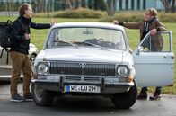 In aller Freundschaft - Die jungen Ärzte – Mikko (Luan Gummich, l.) ist von Eisenach ins Klinikum getrampt. Johannes Försters (Timon Ballenberger, r.) Oldtimer schafft es gerade noch auf den Parkplatz des JTK.