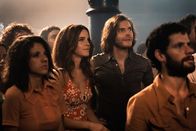 Colonia – Um ihren Freund Daniel (Daniel Brühl, 2.v.r.) aus den Fängen einer brutalen Sekte zu befreien, tritt Lena (Emma Watson, 2.v.l.), allen Warnungen zum Trotz, selbst der Gemeinschaft "Colonia Dignidad" bei. Eine Entscheidung, die ihr ganzes Leben zerstören könnte ...