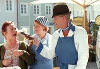 Noch einmal zwanzig sein ... – Mit seiner unfreundlichen Art vertreibt Fred (Peter Sattmann) noch die letzte Kundin Bertha (Claudia Schlenger-Meilhamer, li.) - sehr zum Unmut seiner Gattin Henrike Sattler (Bettina Kupfer).