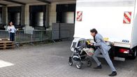 Rote Rosen – Petrov (Mark Zak, r.) riskiert, entdeckt zu werden, indem er das Baby rettet. Mit Tina (Katja Frenzel, l.)
