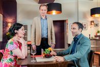 Die Rosenheim-Cops – Clemens Roth (Marcus Widmann, M.) vom Ausschuss "Freizeit und Familie" unterbricht die Unterhaltung zwischen Miriam Stockl (Marisa Burger, l.) und Leonard Fenkel (Patrick Khathami, r.) im "Times Square".