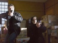 Mankells Wallander – ARD MANKELLS WALLANDER - OFFENE RECHNUNGEN, Schweden/Deutschland 2006, Regie Stephan Apelgren Uhr im Ersten. Auf der Jagd nach dem Killer geraten die Kommissare Lindman (Ola Repace, re.) und Borg (Jakob Eklund) in eine lebensgefährliche Situation.