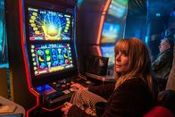 Der Überfall – Paula Schönberg (Katja Riemann) ist spielsüchtig, was aber niemand wissen darf.
