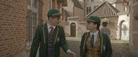 Theodosia – Theo (r. Eloise Little) und Henry (l. Frankie Minchella) müssen zur Schule, bisher kannten sie nur home schooling.