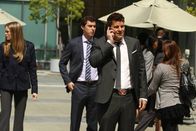 Bones - Die Knochenjägerin – Als den Ermittlern klar wird, in welcher Lebensgefahr der Totgeglaubte steckt, hält auch Booth (David Boreanaz, r.) nichts mehr im Büro und er macht sich mit Olivia (Danielle Panabaker) und Sweets (John Francis Daley) auf die Suche nach ihm.