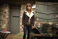 Extant – Molly (Halle Berry) versucht, General Shepherd davon zu überzeugen, dass eine Koexistenz mit den Außerirdischen möglich ist. Doch für ihn sind diese Wesen nichts weiter als eine Gefahr für die Menschheit ...