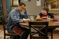Two and a Half Men – Jake (Angus T. Jones, r.) erzählt seinem Vater Alan (Jon Cryer, l.), dass er Charlie in der Garage beim rauchen erwischt hat ...