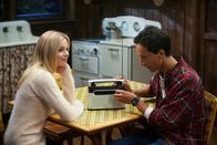 Community – Um den vermeintlichen Psychopathen in der Gruppe zu entlarven, lässt sich Britta (Gillian Jacobs, l.) auf einer Party die Lieblingshorrorgeschichte von jedem erzählen. Abeds (Danny Pudi, r.) Geschichte ist mehr als gruselig ...