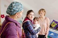 Danni Lowinski – Gemeinsam mit Stefanie (Emma Grimm, 2.v.l.) besucht Danni (Annette Frier, l.), die Pflegeeltern, Marion (Isabell Brenner, l.) und Uwe Gruber, von Lily. Noch ahnt allerdings niemand, was Stefanie im Schilde führt.