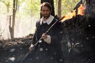 Salem – Dr. Wainwright (Stuart Townsend) geht dem Ursprung der mysteriösen Krankheit weiter auf den Grund und macht schließlich eine Entdeckung, die ihn zu Mary führt ...