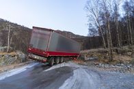 Ice Road Rescue - Extremrettung in Norwegen – Nachdem der Fahrer aus dem Lkw ausgestiegen war, um Ketten auf die Räder zu legen, rutschte der Lkw aus eigener Kraft einen Hügel hinunter und landete im Graben. (National Geographic für Disney)