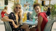 Find me in Paris – Lena (Jessica Lord, li.) und Ines (Eubha Akilade, re.) besuchen am Strand ein kleines Konzert von Henri (Christy O'Donnell, Mi.hi.), das er extra für sie in einem Café am Strand gibt. Die beiden können sich immer noch nicht an Henri und die Zeitreisen erinnern, aber Henri hofft, dass seine Musik die Erinnerungen in ihnen wecken wird.