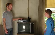 Malcolm mittendrin – Beinahe hat Dewey (Erik Per Sullivan, r.) Francis (Christopher Masterson, l.) so weit, sich die lockere Lebensweise abzugewönnen, doch dann regelt sich wieder einmal alles, ohne dass Francis auch nur einen Finger krumm gemacht hat ...