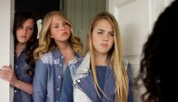 Trio – Nora (Naomi Hasselberg Thorsrud, rechts, verdeckt) konfrontiert Charlotte (Sara Yttre, vorn), Johanna (Lotte Kvalheim, Mitte) und Lea (Emma Bakke) mit ihrem Plan, den wahren Absender der Drohnachrichten zu ermitteln.