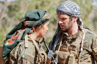 Kampf um den Halbmond – Antoine (Felix Moati) und Sarya (Souheila Yakoub) lernen sich besser kennen.