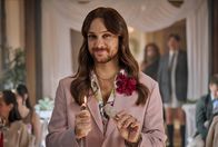 Ghosts – Es ist kurz vor der Trauung. Tim (Riccardo Simonetti) will den Hochzeitssaal von Geistern säubern.