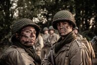Hitlers letzter Widerstand – REENACTMENT- Private First Class Francisco Delgado und Private Pedro Cano verlassen die Schlacht im Hurtgenwald. Gespielt von: Harry Tamacas Perla (v.l.n.r.), und Marcel Faucheret. (Holdout II Productions Inc./Liam Herring)