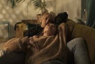 Ninjababy – Rakel (Kristine Kujath Thorp, unten) lebt zusammen mit ihrer besten Freundin Ingrid (Tora Dietrichson, oben) in Oslo. Trotz ihrer Unterschiede sind sie ein eingespieltes Team.