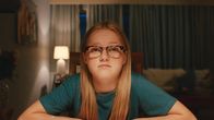 Die Regeln von Floor – Floor (Bobbie Mulder) sieht ihren Vater an, als wäre er verrückt.