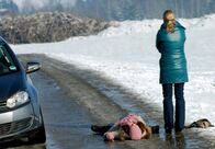 Sturm der Liebe – ARD STURM DER LIEBE FOLGE 1288 Uhr im ERSTEN. Lena (Johanna Bönninghaus, r.) ist vor Schreck wie versteinert und kann der angefahren Eva (Uta Kargel, l.) nicht helfen.