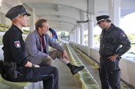 Notruf Hafenkante – Jule (Wolke Hegenbarth, l.) und Henning (Uwe Fellensiek, r.) befragen das damalige Opfer Uwe Bause (Joachim Kappl, M.), ob er noch entscheidende Hinweise zum Fall Rottmann liefern kann.