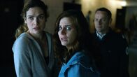 neoriginal: Undercover – Kim De Rooij (Anna Drijver, l.) und Danielle Bouman (Elise Schaap) sind schockiert, als sie von einem tödlichen Vorfall am Hafen in der vergangenen Nacht erfahren.