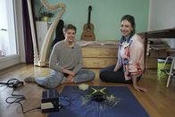 Princess of Science – Die 14-jährige Musikerin Sophie und Johanna zeigen wie mit einem Frequenzgenerator Töne sichtbar gemacht werden können.