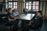 Notruf Hafenkante – Im Beisein der Schulleiterin Renate Ahlers (Heike Schroetter, M.) befragt Kim (Carolyn Genzkow, l.) den Verdächtigen Yussuf (Oskar Redfern, r.)