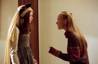 Gilmore Girls – Rory (Alexis Bledel, l.) und Paris (Liza Weil, r.) sollen in dem Theaterstück "Romeo und Julia" mitspielen, doch das sorgt für einige Probleme, als ausgerechnet Rory die Julia spielen soll ...