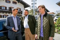 Die Rosenheim-Cops – Die Rosenheim-Cops Hansen (Igor Jeftic, l.) und Stadler (Dieter Fischer, m.) bezweifeln, dass Robert Becker (Golo Euler, r.) die Wahrheit sagt.