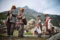 Bergwelten – Dorfbewohner bei einem traditionellem Fest im Himalaya