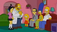 Die Simpsons – Als der Vater (3.v.r.) der reizenden Japanerin Kumiko (l.) in Springfield auftaucht, ist die Not für den Comicverkäufer (2.v.l.), der in sie verknallt ist, groß. Er braucht die ganze Unterstützung von Homer (r.), Marge (2.v.r.) und Lisa (3.v.l.), um Gnade vor den Augen des gestrengen Papas zu finden.