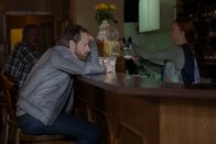 neoriginal: Dead End – Bürgermeister Herbst (Fabian Herbst) zu Gast bei Wirtin Nina (Inka Löwendorf) im Adlernest.