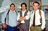 Kommissar Rex – Peter Höllerer (Wolf Bachofner, li.) und Richie Moser (Tobias Moretti, mi.) verabschieden sich von Ernst Stockinger (Karl Markovics, re.), der sich nach Salzburg versetzen lässt.