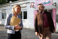 Die Rosenheim-Cops – Die Kommissare Winter (Vanessa Eckart, l.) und Stadler (Dieter Fischer, r.) konnten die am Tatort entwendete Akte wiederfinden.